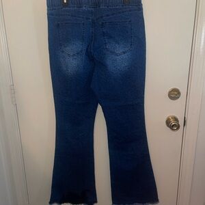 Super cute elastic waist jeans with leopard print in the denim. Frayed bottom.